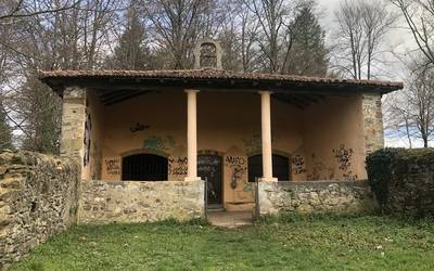 Asentzio ermitako kanpaia lapurtu dute