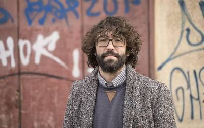 Iñigo Astiz: "Ez dut idatzi nahi umeak zuzentzeko, aske izateko esparru bat sortzeko baizik"
