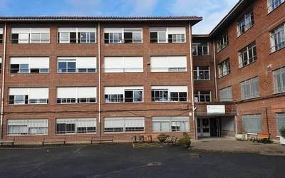 Aixerrota BHI institutuko "berandutze neurria" salatu du Uribe Kostako Ikasle Abertzaleak taldeak