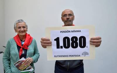 Lau larrabetzuar itxialdia egiten dabiltza Bilbon, Euskal Herriko Pentsiodunen Mugimenduarekin batera, 1.080 euroko gutxieneko pentsioa aldarrikatzeko