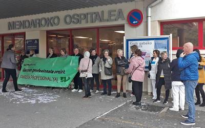 Osakidetzako azpikontratatutako garbitzaileak greban daude eta apirilaren 3ra arte luzatuko dute protesta