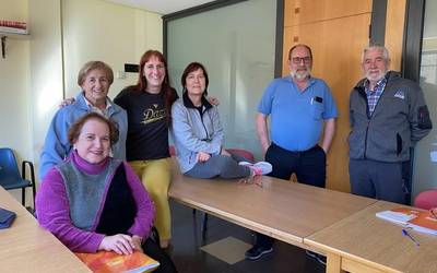 Astean bi orduz euskara ikastaroa izaten dute Aramaioko erretiratuek