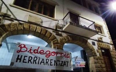 Atxondoko AHTaren aurkako mugimenduak bidegorriaren itxiera salatzeko bidea mozten duten barandak udaletxera eraman ditu