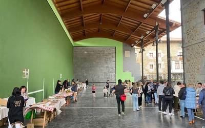 Artisau eta ekoizleen azokak girotu du Orozkoko zapatu goiza