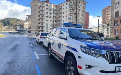 Urruntze-agindua zeukan gizonezko bat atxilotu dute, teilatuetatik ihes egiten saiatu ostean