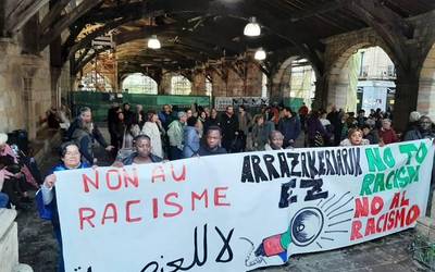 Arrazakeriaren kontra mobilizatu dira Durangon