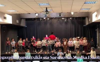 Kontzertu atsegina eskaini zuten Legazkiko banda txikiak eta Soraluzeko Musika Eskolak