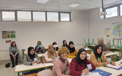 'Esaizu euskaraz!' hiztegia aurkeztu die udalak Helduen Heziketa Iraunkorreko zentroko ikasleei