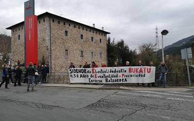 Behin-behinekotasunaren aurka mobilizatu dira Sidenor enpresako Azkoitiko langileak