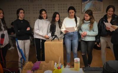 Eskubideak lortzeko emakumeek egindako lana omentzeko kantua sortu dute Aixerrota BHIko ikasleek
