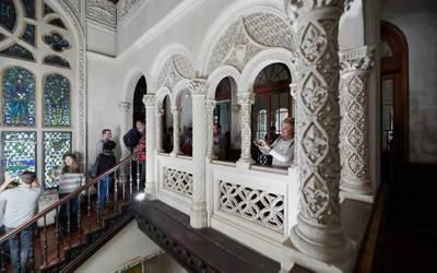 Artatza jauregia ezagutzeko bisita gidatuek 2.500 pertsona baino gehiago jaso dituzte