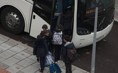 Eskola-garraioetan euskaraz harremantzeko baldintza baliogabetu du Auzitegi Nagusiak