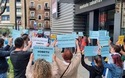 Erandioko etxeko laguntzaileek mobilizazioa egin dute Udalari kalitatezko zerbitzu publikoa eskatzeko