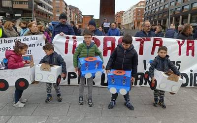 Las Vegaz auzoko bizilagunek Leioako erdigunera eraman dituzte euren aldarrikapenak