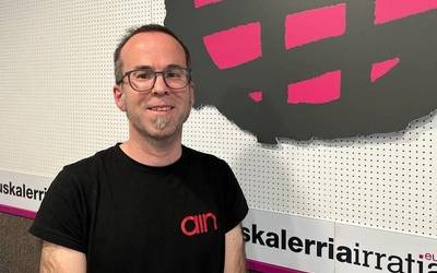 Joseba Esparza: "Irulegiko eskua gure kulturaren metafora da"