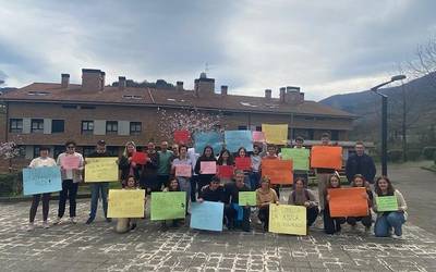 Euskarazko hezkuntzaren aldeko elkarretaratzea egin dute