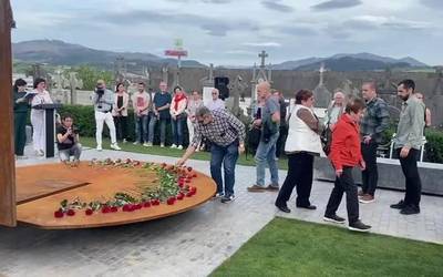 [BIDEOA]: Hobi komunetan isilarazi zituztenen oroimena betikotu dute