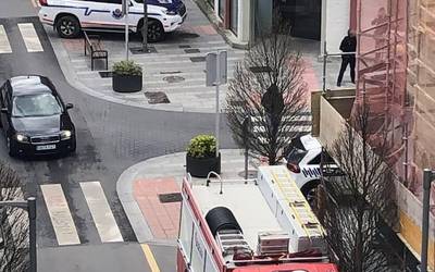 [ZUZENKETA] Aldamiotik behera jausi eta gero ospitalean dagoen langilea onik dago