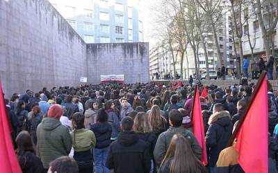 Ehunka lagun NATOren aurka mobilizatu dira Gasteizen