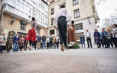 Frankismoaren biktimak omendu dituzte Azazetako sarraskiaren 86. urtemugan