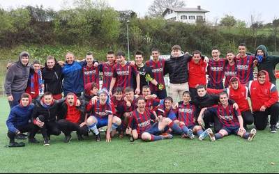 Gure Txokoako jubenilen futbol taldeak lehen aldiz Gipuzkoako ohorezko mailara igotzea lortu du