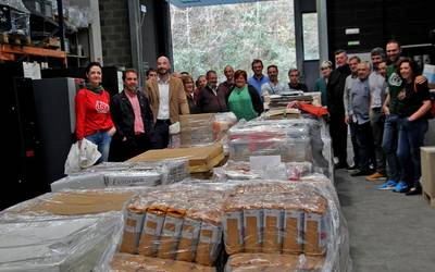 Greziako kanpalekuetako errefuxiatueri bidaltzeko 12.000 kilo janari batu dituzte Debabarrenean