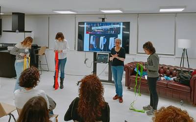 ‘Gu Herriko STEM Emakumeak’ proiektuko parte hartzaileen lana aitortzeko ekitaldia egin dute, ‘Möbiusen banda’-ren inguruan