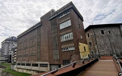 Osasun zerbitzuetan eskaintzen diren zerbitzuak instalazioak baino garrantzitsuagoak direla adierazi du EH Bilduk