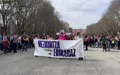 Euskarazko hezkuntza aldarrikatu dute ikasleek