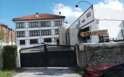 “Kaleratze arbitrarioak” egiten ari dira Destilerías M. Acha enpresan, LABen arabera