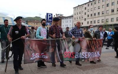 Lehen sektorearen gainbeheraren aurrean "egiturazko erabaki zuzenak" aldarrikatu ditu SOS Baserriak plataformak