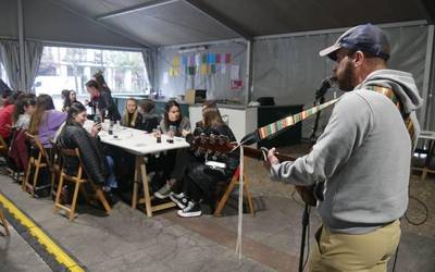 Bazkaria, kalejira eta musika uztartu dituzte Urduñako XXII. Gazte Egunean