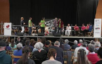 "280 lagun elkartu gara Kuadrilla arteko bertsolari txapelketa osoan, 12 talde bat-batean eta 15 idatzizkoetan"
