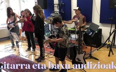 Konbo gela beteta, gitarra eta baxu audizioan