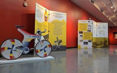 Miguel Indurain Fundazioaren 25 urteko ibilbidea errepasatzen duen erakusketa muztu dute