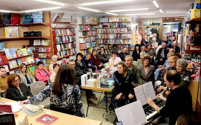 Musika eta poesia errezitaldiekin ospatu dute Poesiaren Eguna Pitxintxun