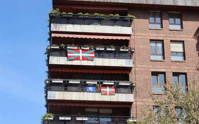 Aberri Egunez, ikurrinak jarri dituzte leihoetan eta balkoietan