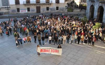 Plaza bete jendek salatu du adin txikiko batek Azkoitian jasandako eraso matxista