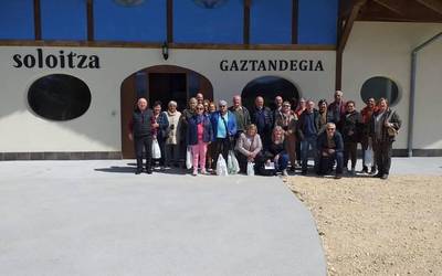 Soloitza gaztandegia ezagutzeko txangoa burutu zuen Artziniegako Udalak asteartean