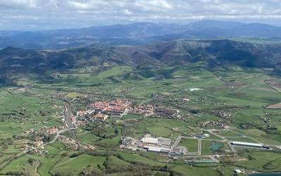 Urduñako gailurrak lotuz, mendi ibilbide gidatua euskaraz