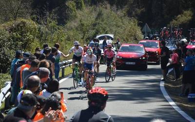 Jendetza atera da errepidera Euskal Herriko Itzulia ikusteko