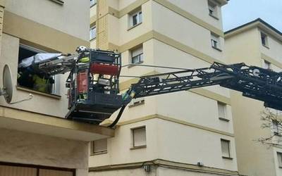 Gizon bat leihotik atera behar izan dute suhiltzaileek ospitalera eramateko