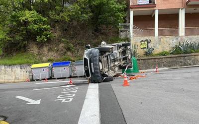 Garabidun kamioi bat irauli da Jose Luis Iñarra kalean