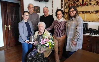 Carmen Udondo Torre getxoztarrari oroigarria eman diote bere 100. urtebetetzean
