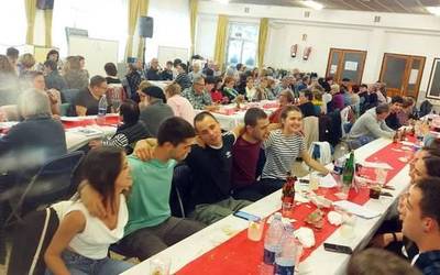 131 lagun eta giro ederra Aurrera Dantza Taldeak antolatutako kantu bazkarian