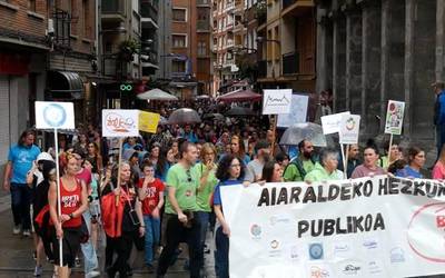 Ehunka lagun bildu ditu Aiaraldeko hezkuntza publikoaren aldeko mobilizazioak