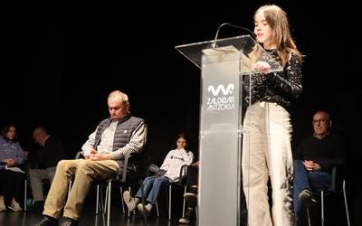 Aiton-amonen biografiak irakurrita hasi dute literaturari eskainitako asteburua