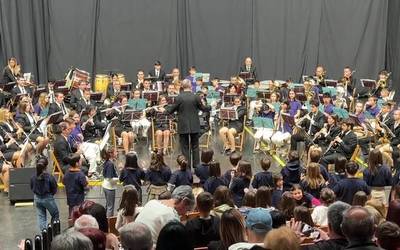 Kontzertu didaktikoa egin du Bergarako bandak musika eskolarekin