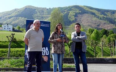 Karakaten parke eolikoa egiteko proiektuak "mahai gainean" jarraitzen duela salatu du Elkarrekin Podemosek
