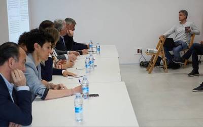 Auzokideek Erripagainan zerbitzu publikoak martxan jartzeko eskatu diete Iruñeko zerrendaburuei